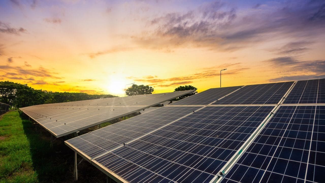 Sistema de energia solar em solo ao amanhecer