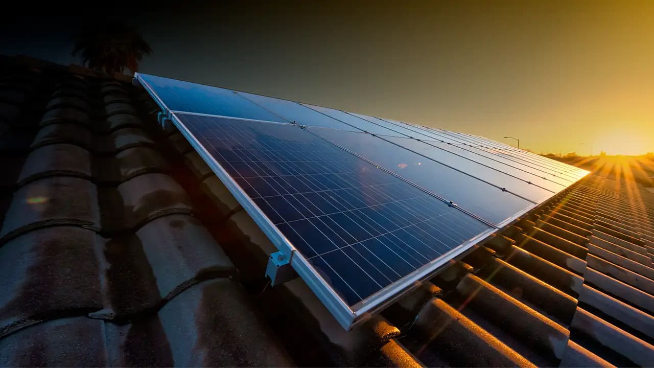 Painel solar fotovoltaico instalado em telhado