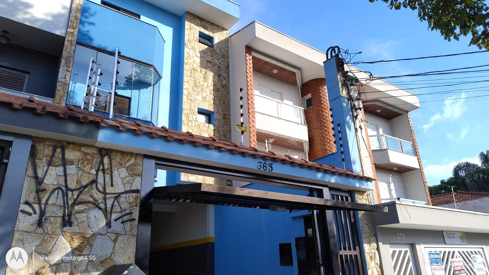 Cerca elétrica instalada em prédio no Parque das Nações