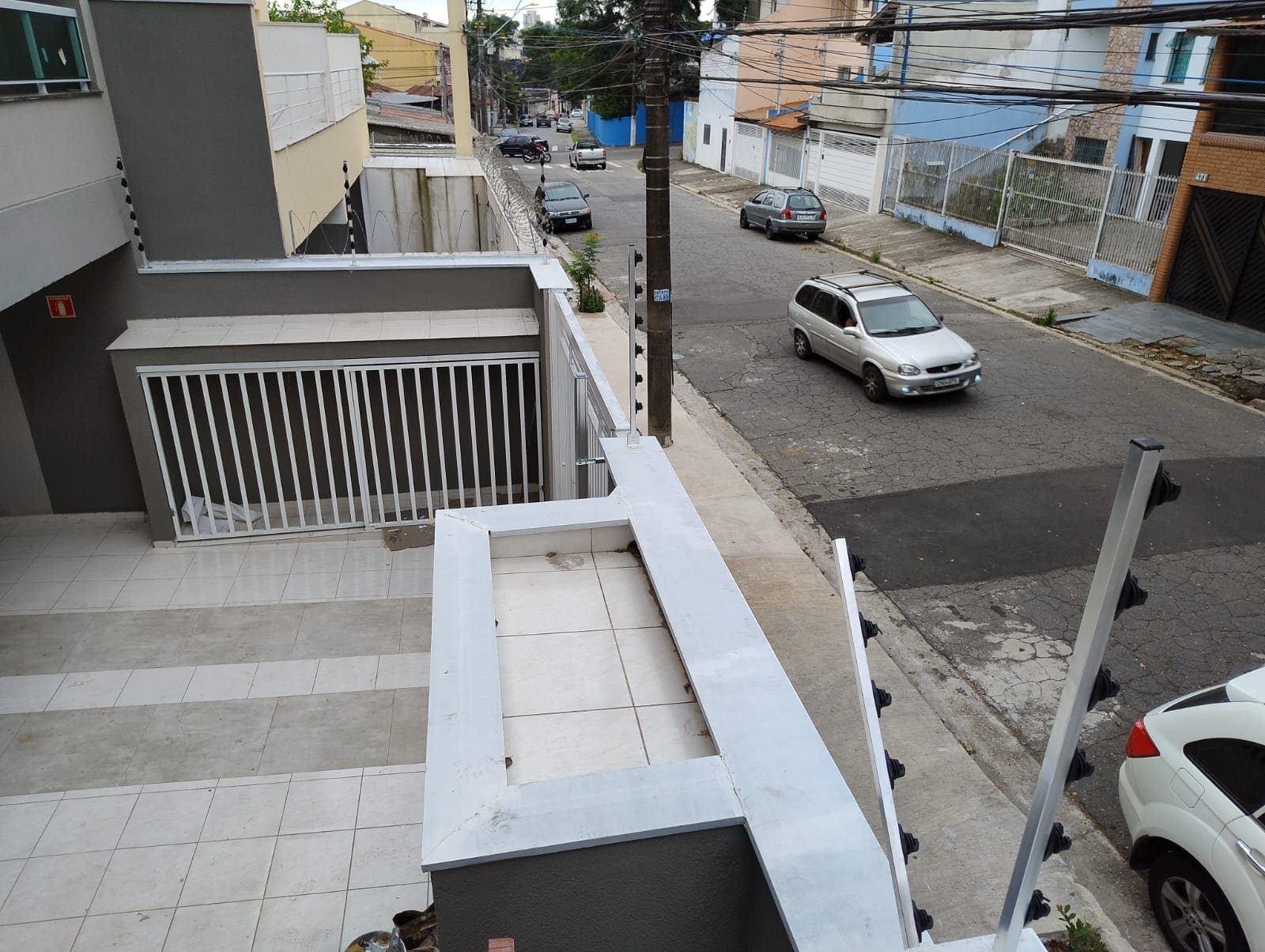 Vista da cerca elétrica protegendo área externa